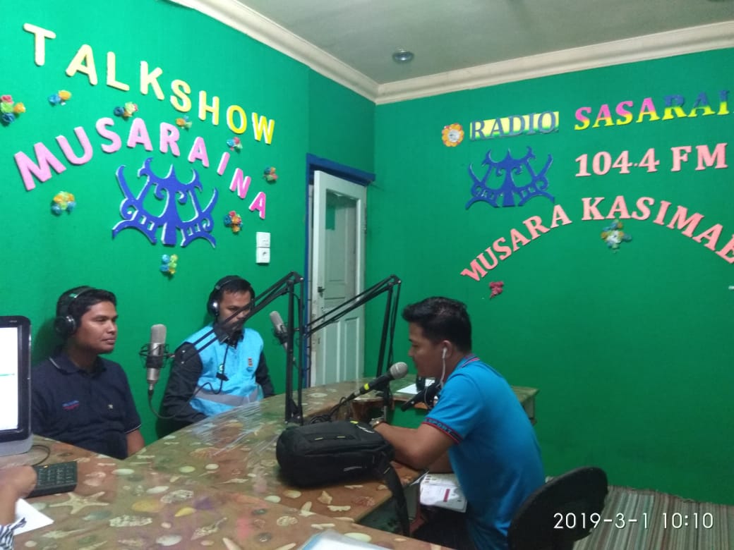 Dialog tentang kelistrikan di mentawai, di sebuah radio publik setempat